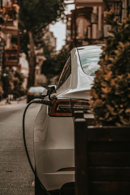 Nowoczesne technologie w samochodach elektrycznych – co przyniesie rynek w 2026 roku?