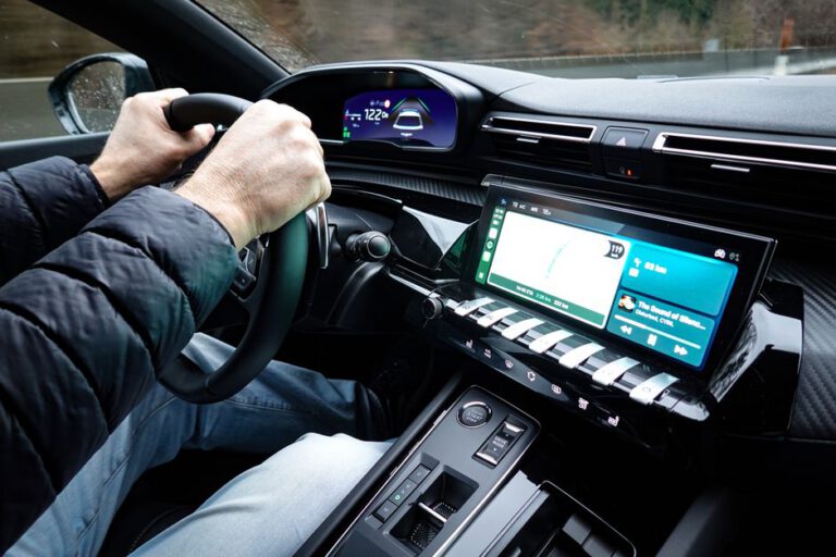 Top 7 innowacji w nowoczesnych samochodach hybrydowych, które zmienią rynek motoryzacyjny