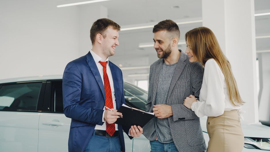 Wynajem długoterminowy kontra leasing – co bardziej opłaca się firmie?