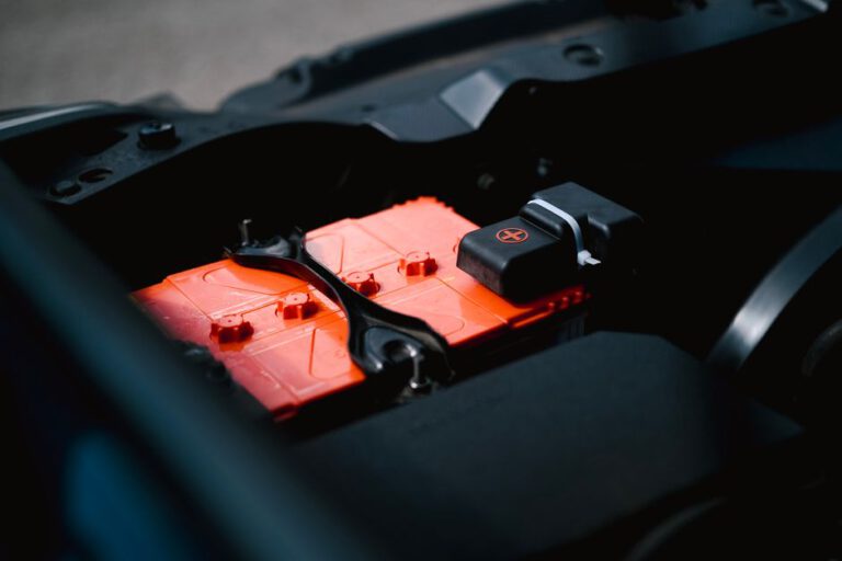 Jak bezpiecznie użytkować samochód elektryczny – praktyczne porady dla kierowców