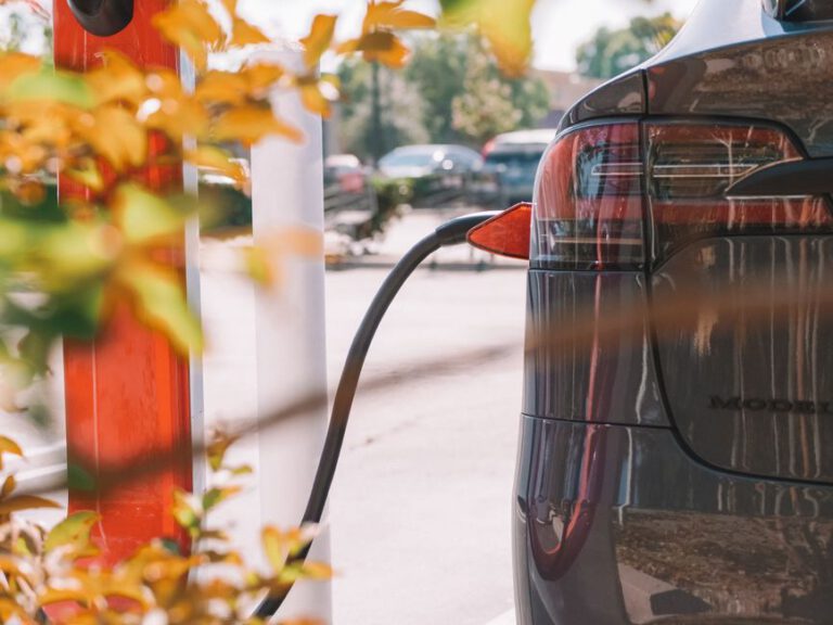 Kredyt samochodowy na auto elektryczne – jak zmienia się finansowanie pojazdów ekologicznych?